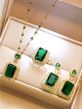 Emerald Green Gold-tone Jewelry Set - Necklace, Ring & Earrings Elegant